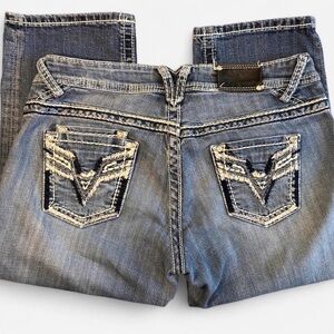 Vigoss mid rise Capri jeans with white stitching and embellishments! Size 11.